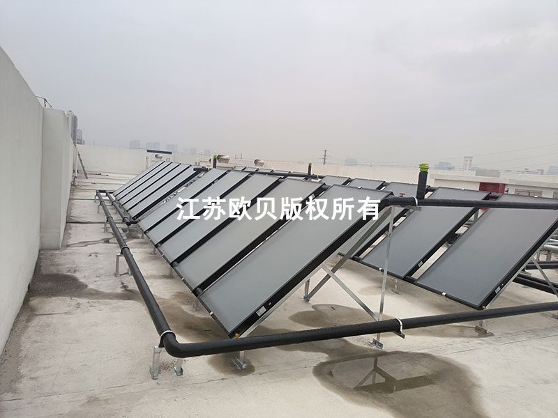 消防站平板太阳能和燃气锅炉组合热水工程